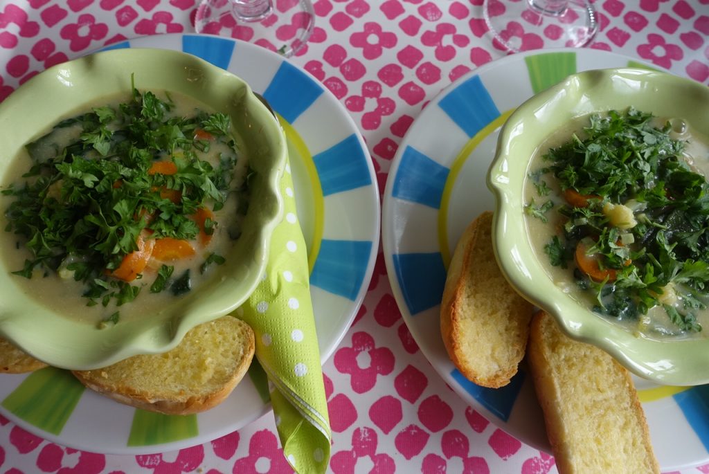 Världens godaste grönsakssoppa med frikadeller och vitlöksbröd!