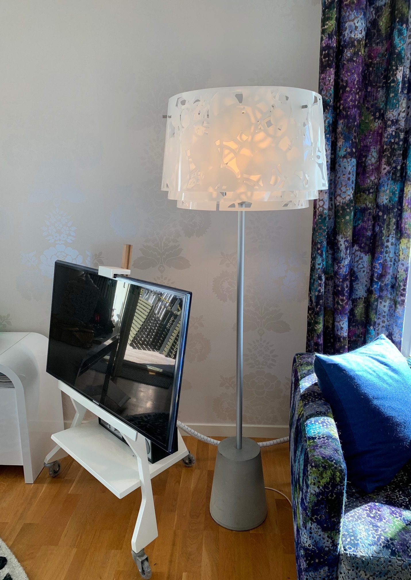 En Stor Skärm Eller Två Små