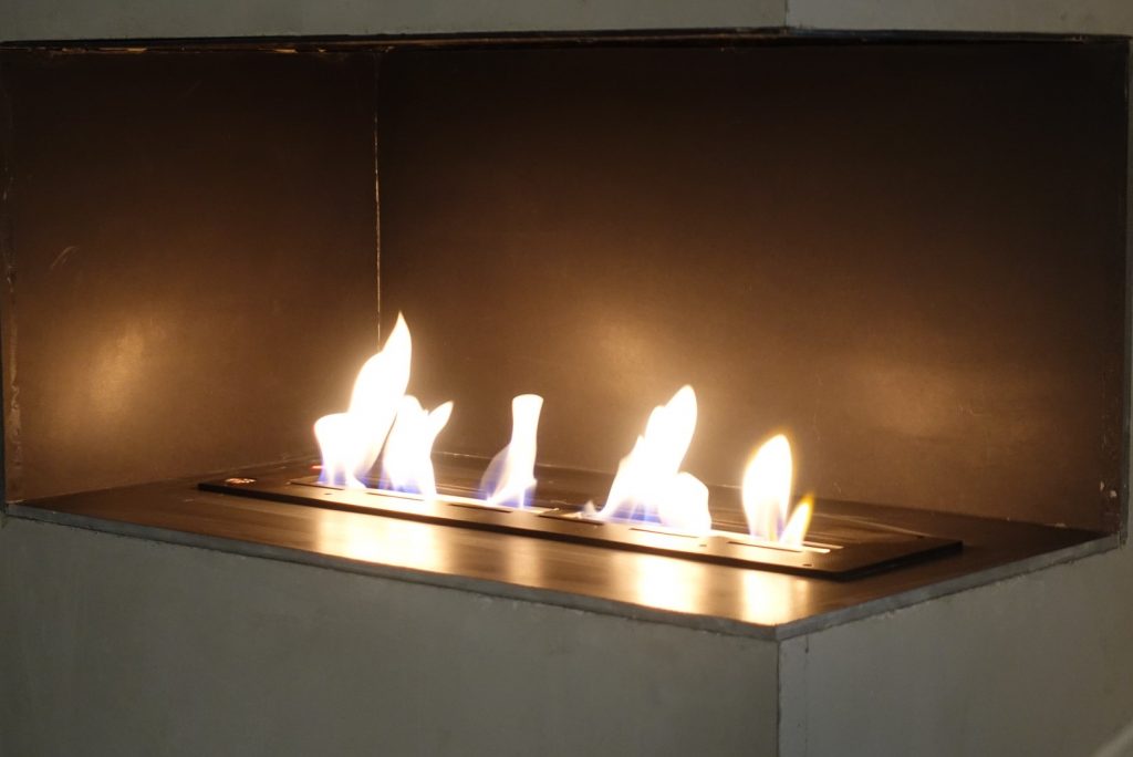 Öppen spis med biobränsle