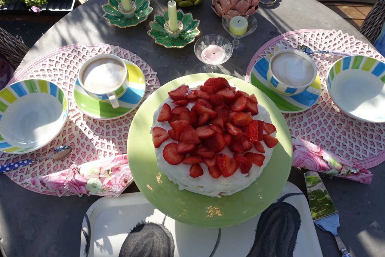 Recept på Pavlova med skivade jordgubbar