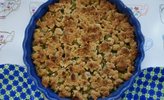 Finns det något godare än rabarberpaj. Rabarberpaj måste vara vårens bästa dessert alla kategorier! När rabarberna börjar växa på våren, så längtar jag att får göra den där allra första rabarberpajen. Rabarber råkar vara en av de första växter som startar växa tidigt på våren när det fortfarande är ganska kyligt ute! I dag har jag gjort en rabarberpaj på just dom där första rabarberna. Rabarberpaj måste vara vårens bästa dessert! Rabarberpaj måste vara vårens bästa dessert! Jag gjorde en klassisk rabarberpaj och det är det jag oftast gör för att det är så fantasiskt gott. Dessutom är det både enkelt och går jättesnabbt. Jag gör min rabarberpaj så här. Klassisk Rabarberpaj med smuldeg 6 stora rabarber ca 1,5 kg 2,5 – 3 dl strösocker (rabarber kräver mer socker) 2 msk potatismjö Smuldeg 200 gram smör 4 dl vetemjöl 6 msk strösocker Gör så här Börja med att skala av det tunna skalet rabarbern har. Skär sedan i smala skivor ca 0,5 cm. Lägg alla rabarber i en smörad ungsfast form. Strö strösocker och potatismjöl över rabarberna jämt fördelat. Smuldegen kan du göra antingen i en matberedare eller för hand. Lägg i samtliga ingredienser och arbeta ihop till en smuldeg. jag brukar dela smöret i kuber. Strö degen över rabarberna och sätt in i mitten av ugnen på 225 grader i ca 30-40 minuter. Om ovansidan på pajen får färg innan den är klar så lägg över en folie. Känn med en gaffel så att rabarberna är mjuka innan du tar ut den ur ugnen. Jag tycker att marsansås är det godaste. Men man kan så klart gör sin egen vaniljsås eller köpa färdig att vispa upp. Mums!