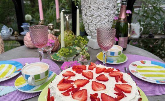 Världens godaste jordgubbstårta till midsommar!