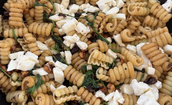Pasta med valnötter, soltorkade tomater och mozzarella