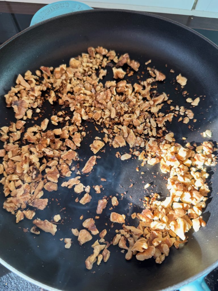 Rosta valnötterna i torr stekpanna