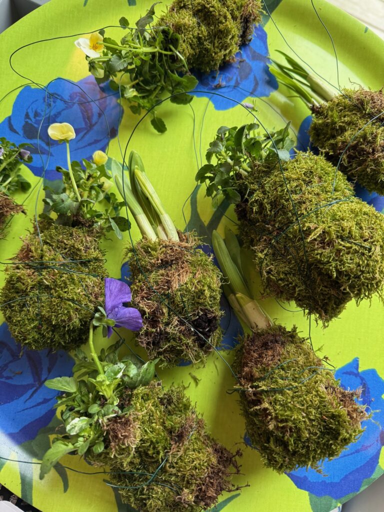 Hängen med blommor och mossa