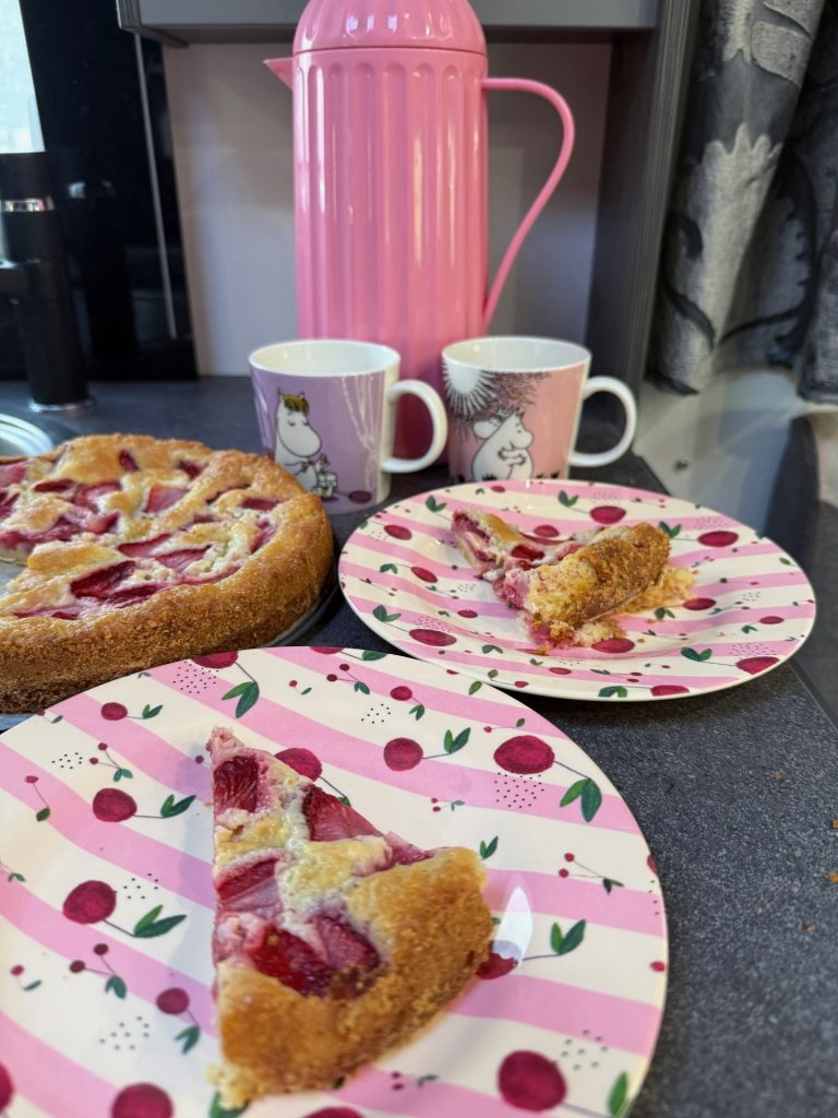 Jordgubbskladdkaka med vit choklad och citroncest