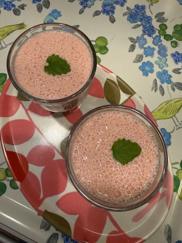 Den perfekta frukostsmoothien med hallon och apelsin!