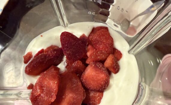 Den perfekta frukostsmoothien med hallon och apelsin!